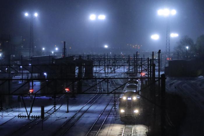 第2回ていねくフォトコンテストで入選した、雪が降る夜に線路を走る電車の写真