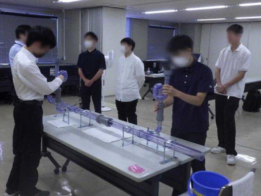 R7キャリア教育実施の様子（配管作業）
