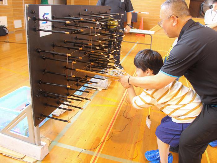 棒が電線に当たらないようゴールを目指すゲーム