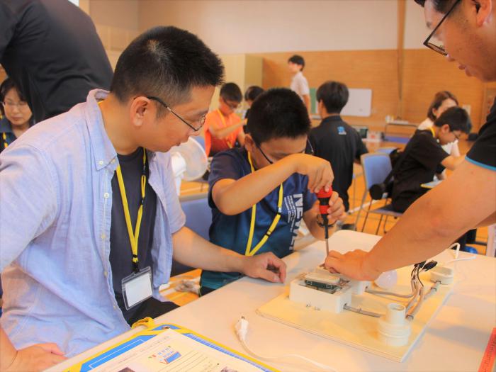 電気の通り道を作る体験