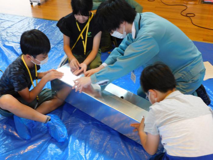 段ボールダクトの組み立て、接続体験の様子