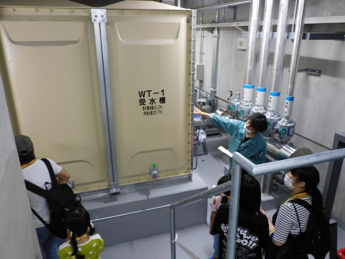 受水槽室を見学している様子