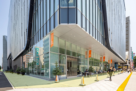 写真：歩道沿い空地