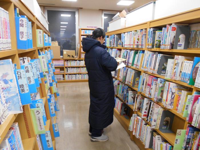 児童展示コーナーの本を選ぶ委員の皆さんの写真1枚目です