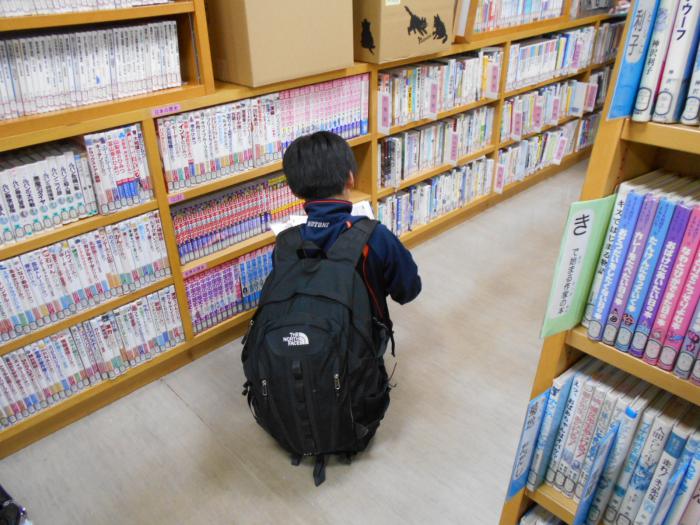 児童展示コーナーの本を選ぶ委員の皆さんの写真2枚目です
