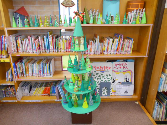 みんなで作ろうクリスマスツリーの写真です