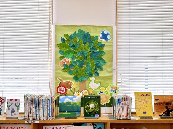 春の絵本の展示の写真2枚目です