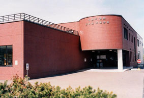 西岡図書館（児童会館含む全景）