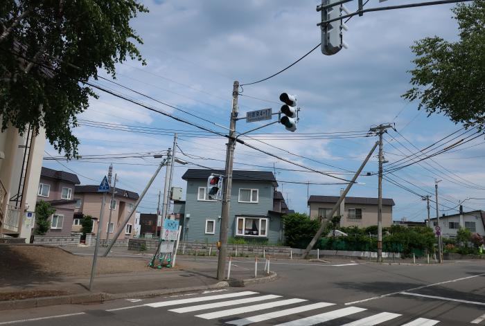 東月寒緑地交差点