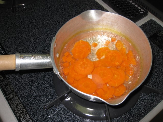 にんじんを鍋で煮る様子