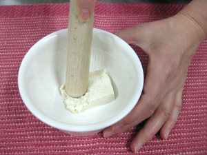 茹でた豆腐をすり鉢でする様子