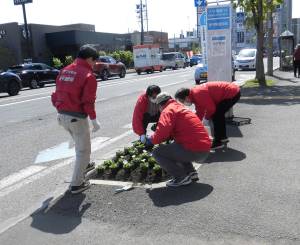 豊平郵便局の植花活動1