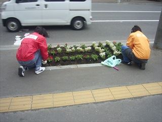 平岸五条郵便局植花1