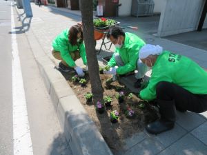 秋津道路の植花活動2