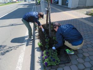 おくりびとのお葬式の植花活動2