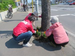 中の島南郵便局の植花活動1