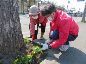 中の島南郵便局の植花活動2