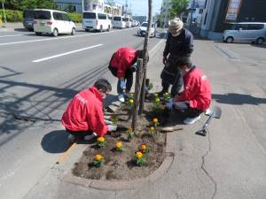 西岡郵便局の植花活動1