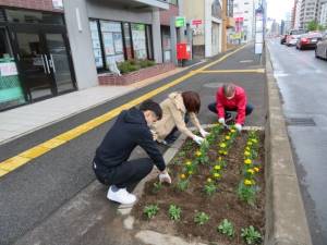 豊平六郵便局の植花活動2