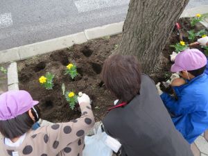 豊平平岸郵便局の植花活動1