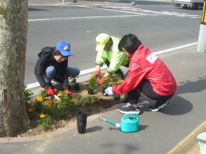 平岸三条郵便局の植花活動1