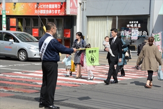 豊平警備業防犯協会が平岸小学校の新入学児童の登校の見守りを行いました