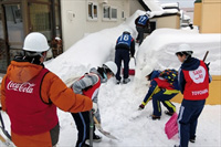 まちづくりパートナーによる活動の様子（ボランティア除雪）