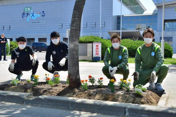 選手と完成後の植樹ます(左から寺園選手、中野選手、室田選手、坂選手)