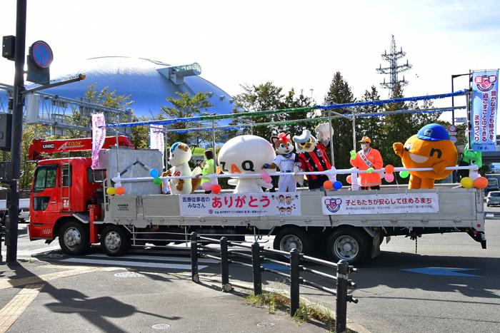 札幌ドームの前を走るパレード車両