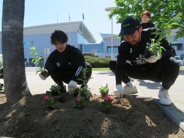 花植え作業の様子2