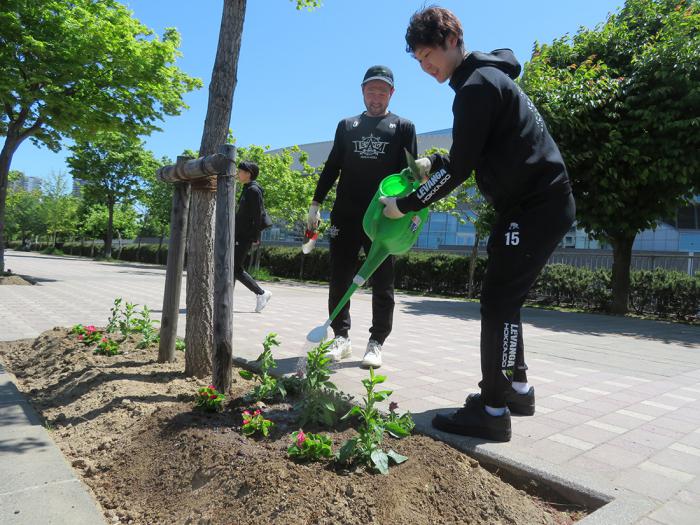 花植え作業の様子3