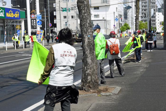 交通安全街頭啓発の様子2