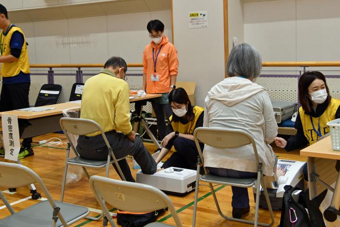 骨密度測定体験の様子