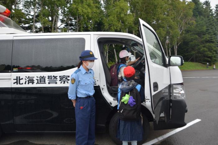 警察車両体験の様子