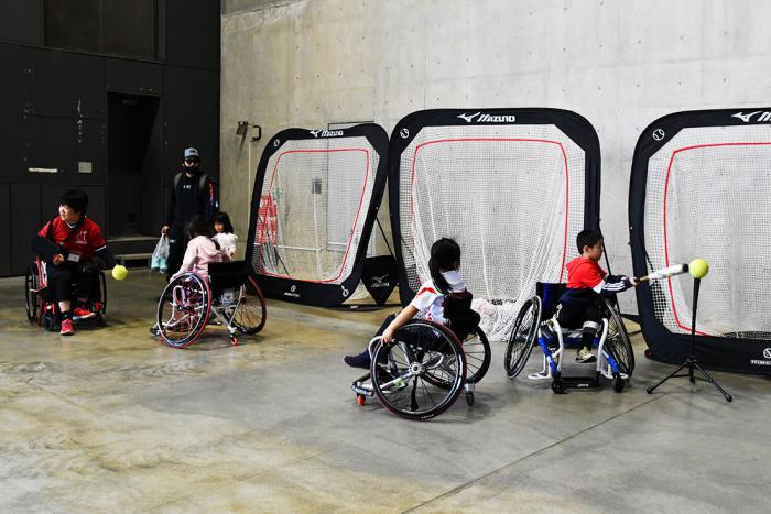 車いすソフトボール体験コーナーの様子