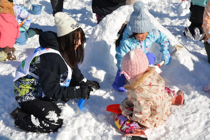 雪だるまづくりの様子