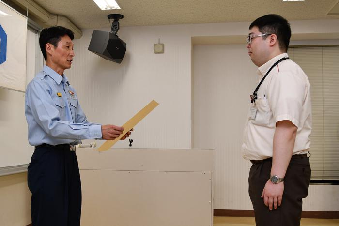 感謝状贈呈式の様子（左から、山本署長、小林さん）