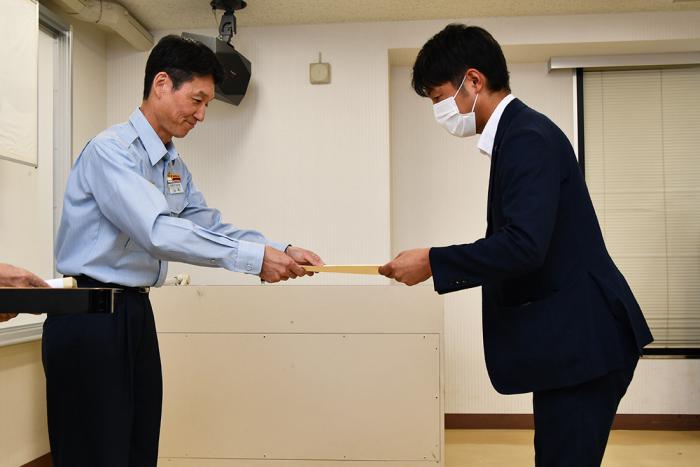 感謝状贈呈式の様子（左から、山本署長、城さん）