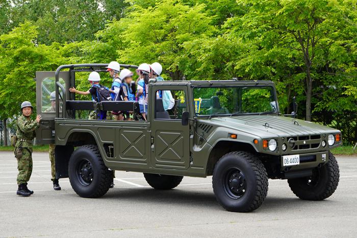 自衛隊車両試乗の様子