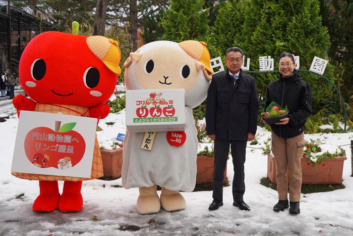 記念撮影（左から、こりん、めーたん、石川区長、柴田園長）