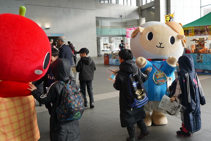「こりん」と「めーたん」のPR活動の様子
