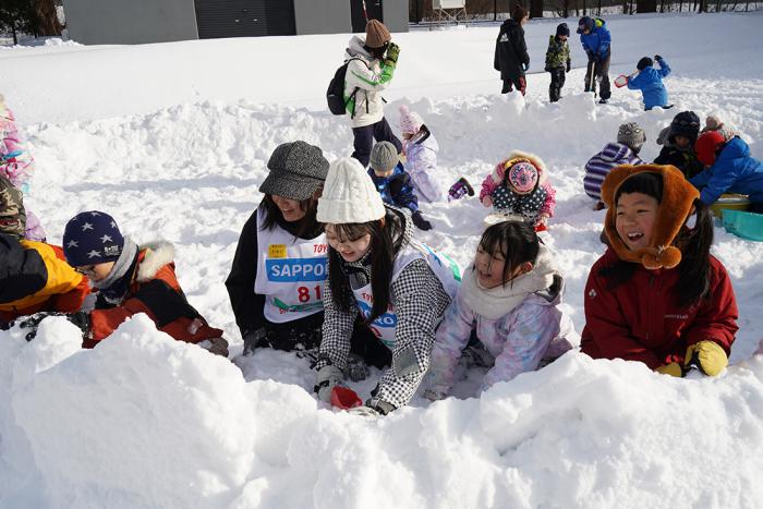 雪の家づくりの様子
