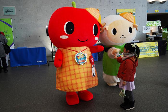 来場者と触れ合う「こりん」と「めーたん」02
