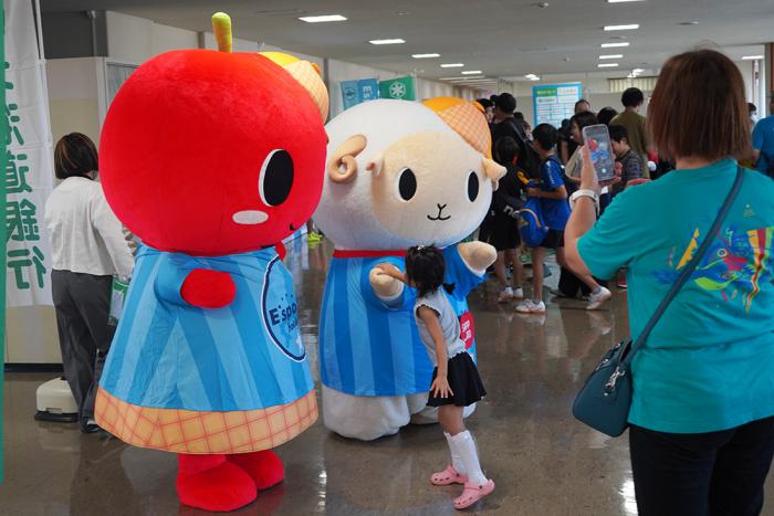 来場者と触れ合うこりんとめーたん