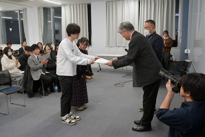学長からの表彰の様子