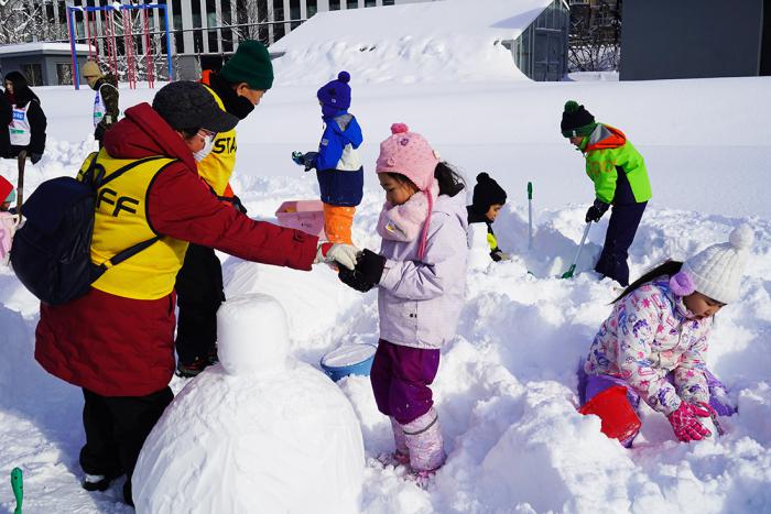 雪だるまづくりの様子