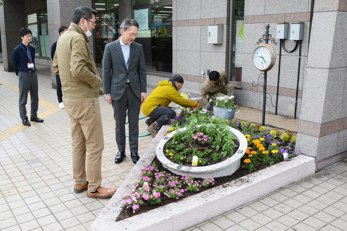はなどけいの花植え作業
