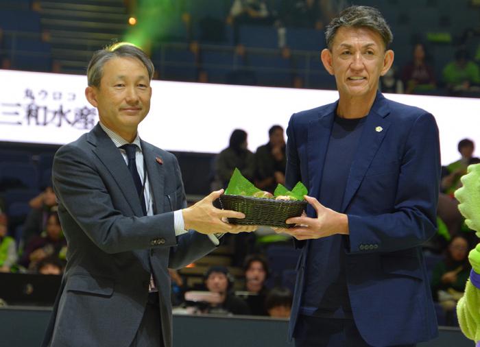 レバンガ北海道へリンゴを贈呈している様子