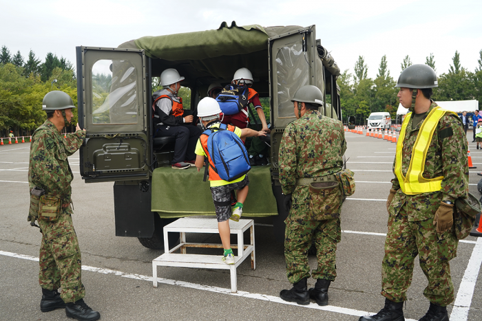 自衛隊車両試乗の様子