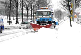 写真：道路除雪中の作業車